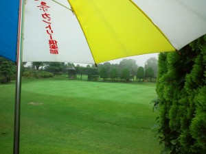 雨も滴るいい男、親睦ゴルフ
