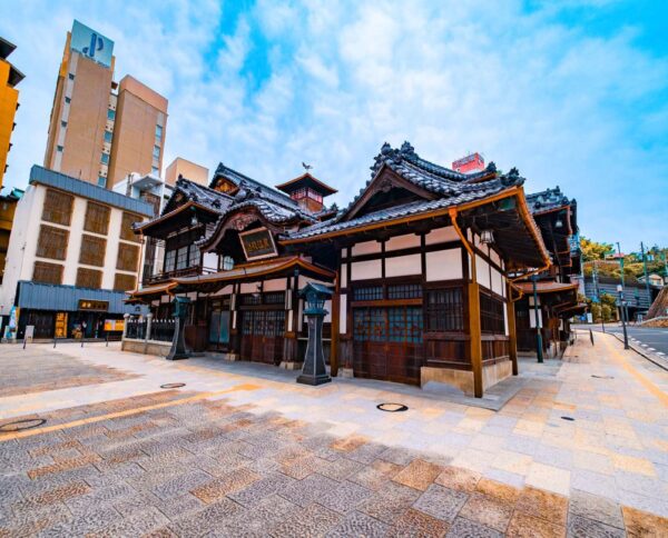 「道後温泉本館」全館営業再開の時