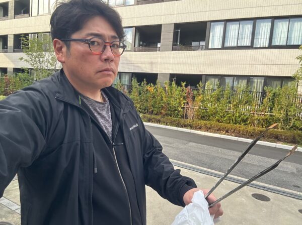 一人ウィサーブゴミ拾いウォーキング